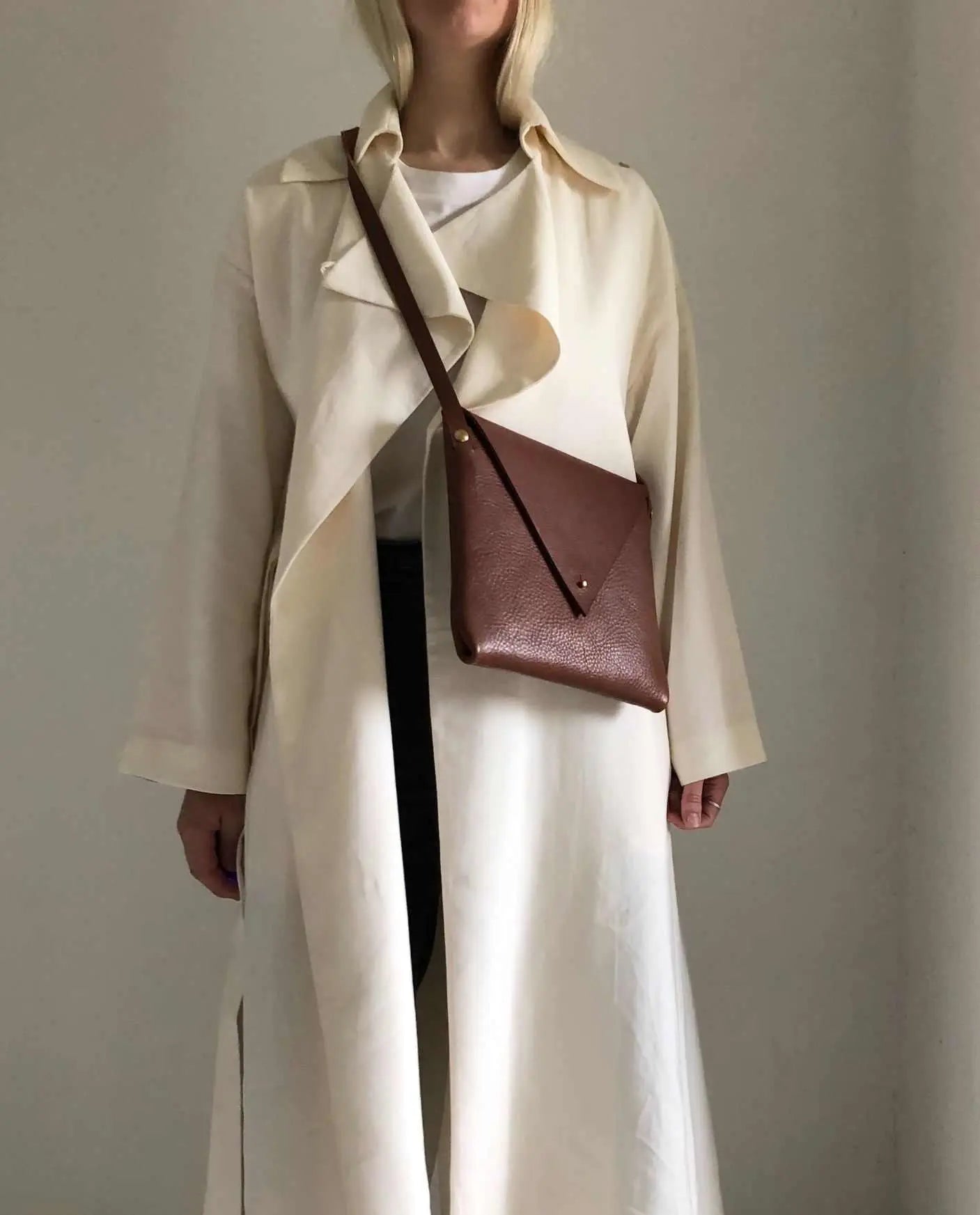 CARV drifter crossbody leather handbag in tan full grained leather